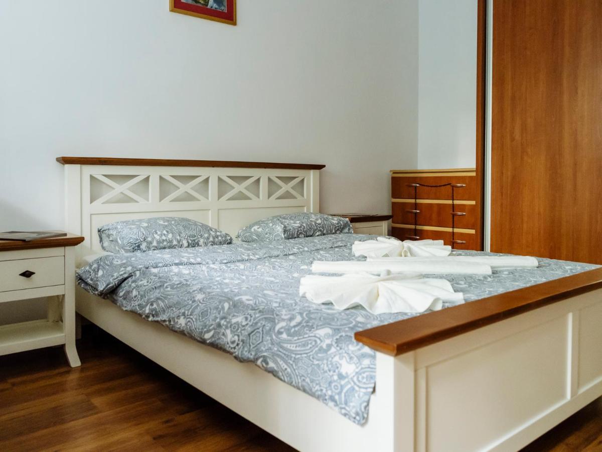 Old Town Historic Apartment With Backyard Mini Park Bucharest Luaran gambar