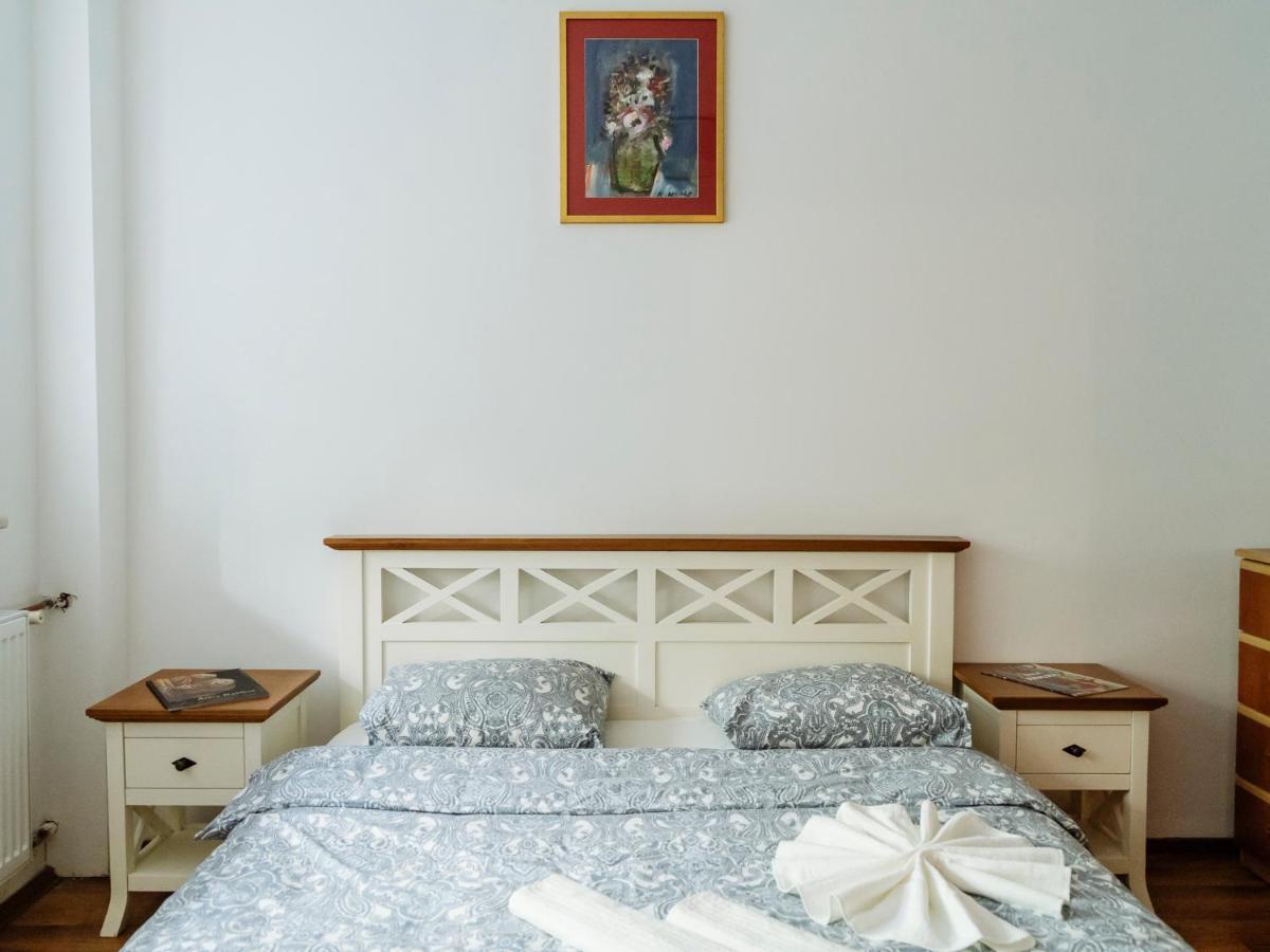 Old Town Historic Apartment With Backyard Mini Park Bucharest Luaran gambar