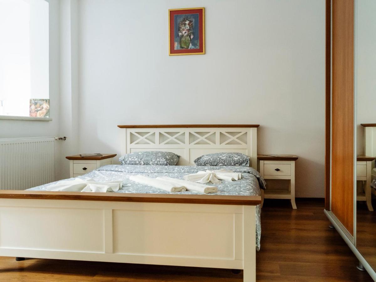 Old Town Historic Apartment With Backyard Mini Park Bucharest Luaran gambar
